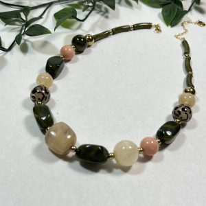 COLLIER EN PERLES FAUVE